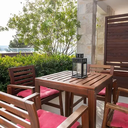 Jolara With Heated Pool Apartman Mimice