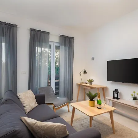 Apartman Jolara With Heated Pool