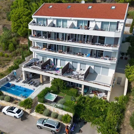 Jolara With Heated Pool Apartman *